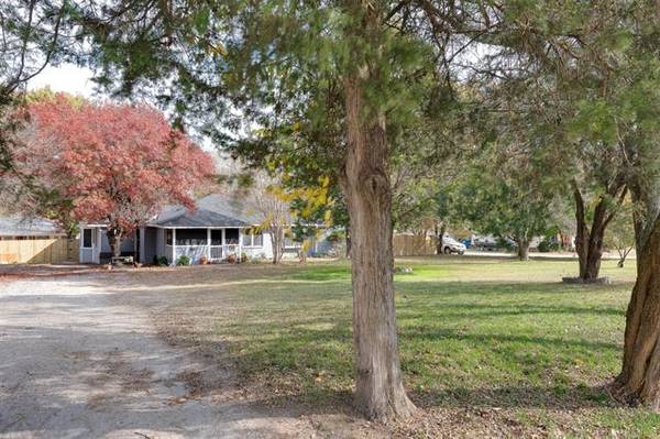 1321 N John Douglas Road, Van Alstyne, TX 75495