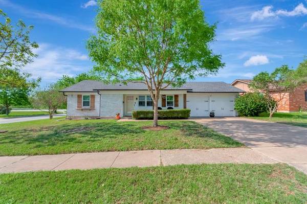 824 E Mission Street, Crowley, TX 76036