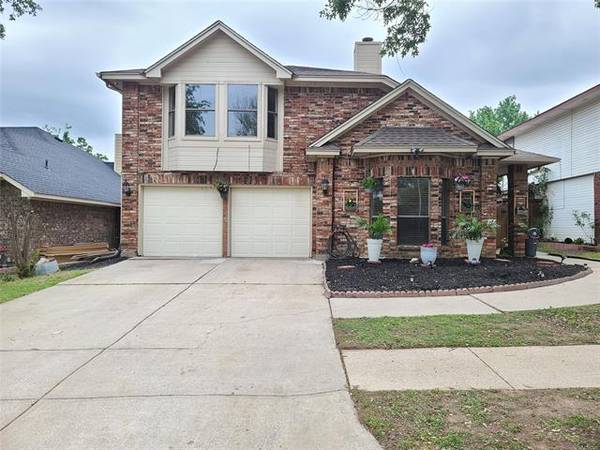 818 Lovingham Drive, Arlington, TX 76017