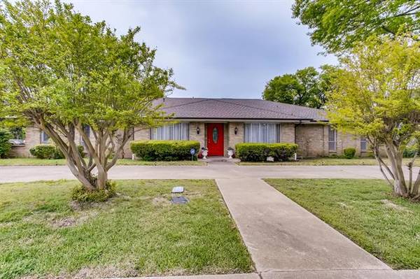 206 Clubbrook Circle, Desoto, TX 75115