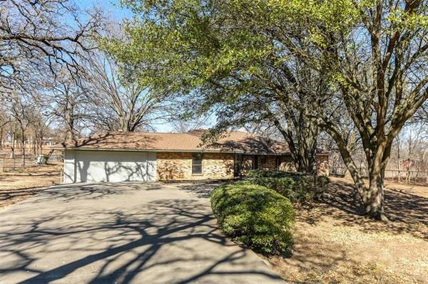 2046 Trailwood Drive W, Burleson, TX 76028