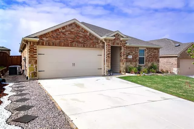 972 English Drive, Aubrey, TX 76227