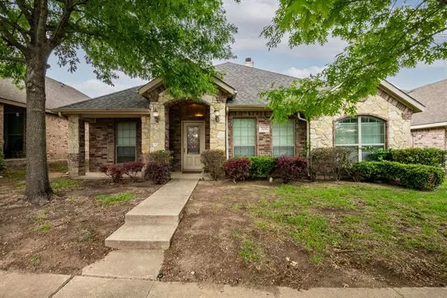 308 Village Drive, Red Oak, TX 75154