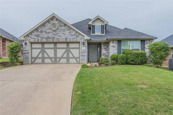 3007 Greenway Drive, Burleson, TX 76028