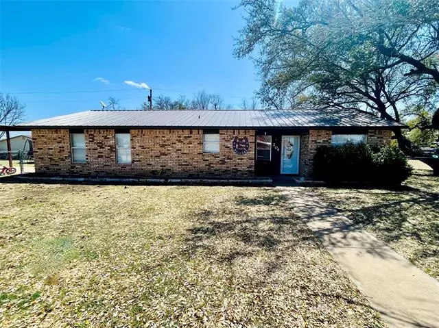 204 S Loop Drive, Brady, TX 76825