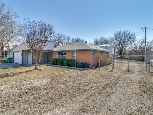 400 E Williams Street, Saint Jo, TX 76265