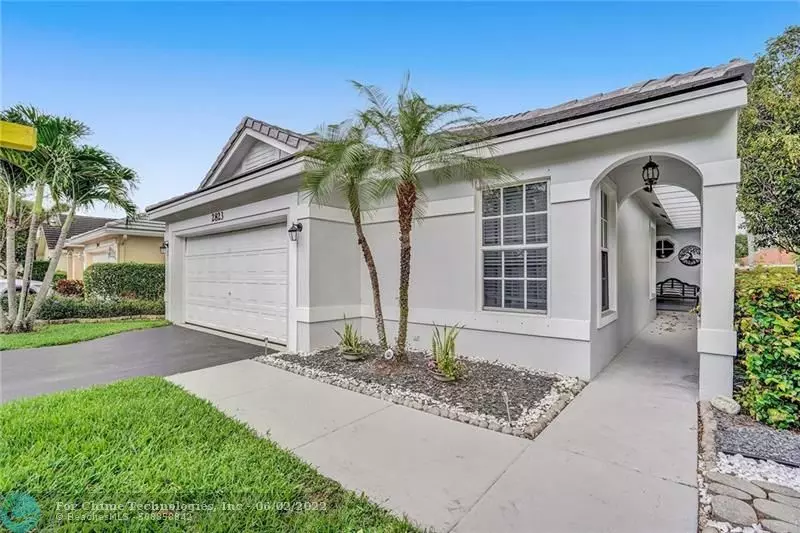 2823 E Lake Park Cir E, Davie, FL 33328