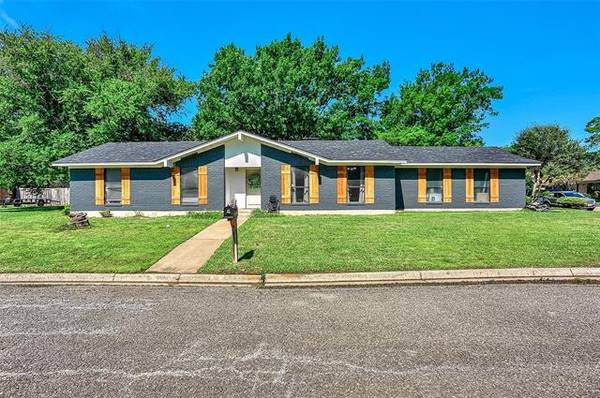 2135 N Village Drive, Bonham, TX 75418