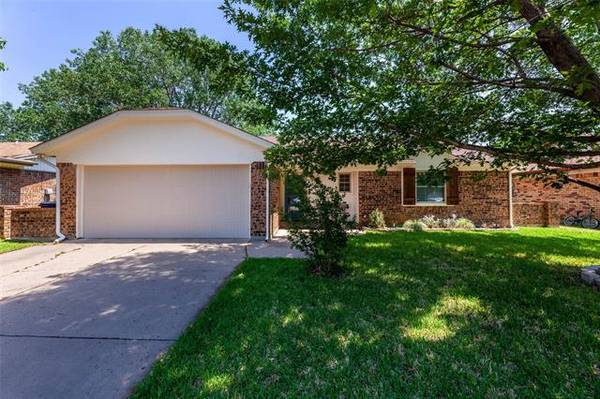 7540 Meadowlark Lane N, Watauga, TX 76148