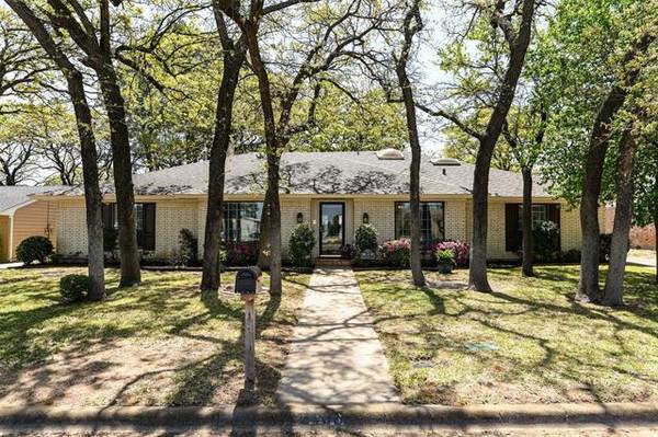 2406 Winewood Lane, Arlington, TX 76013