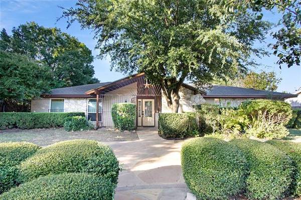 316 Brookview Drive, Hurst, TX 76054