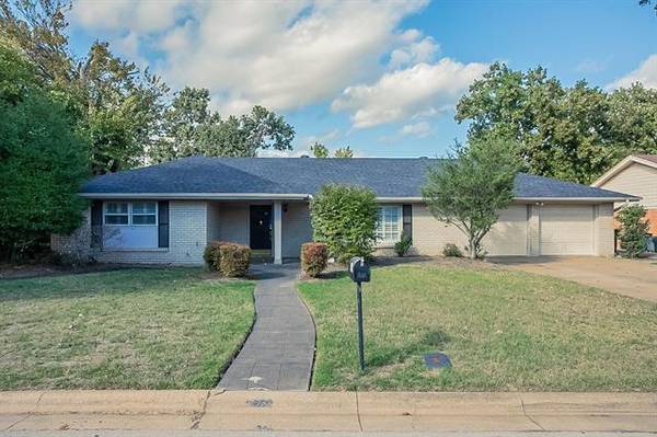 316 Plainview Drive, Hurst, TX 76054