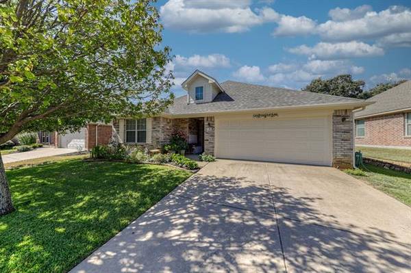 2922 Greenway Drive, Burleson, TX 76028