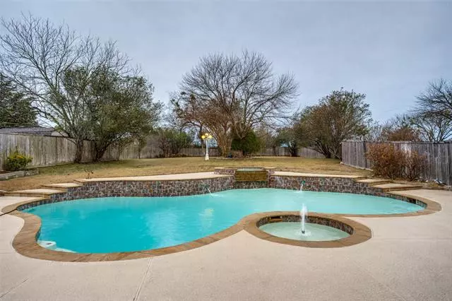 384 Creekwood Drive, Lancaster, TX 75146