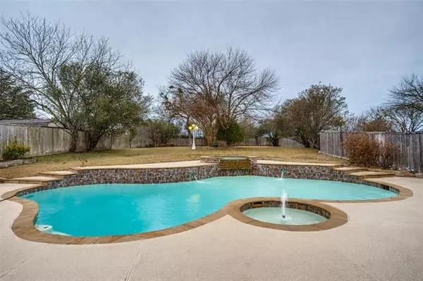 384 Creekwood Drive, Lancaster, TX 75146