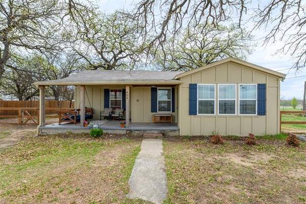 402 N Mount Street, Chico, TX 76431