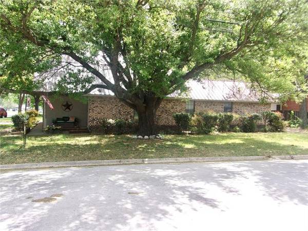 913 N Mill Street, Bowie, TX 76230