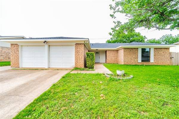 1301 Timbercrest Drive, Benbrook, TX 76126