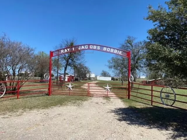 1375 County Road 1030, Retreat, TX 75110