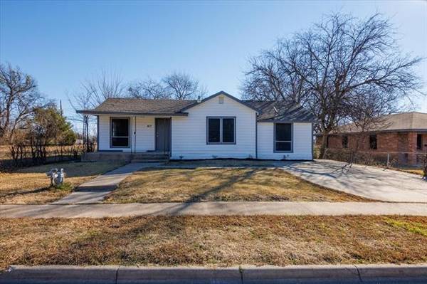 817 Manning Street, Grand Prairie, TX 75051