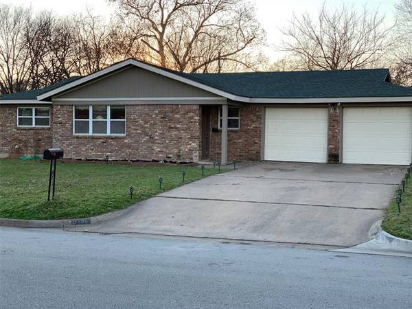 1121 Harrison Lane, Hurst, TX 76053