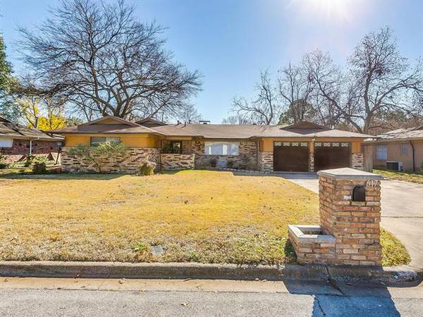 617 Woodside Drive, Hurst, TX 76053