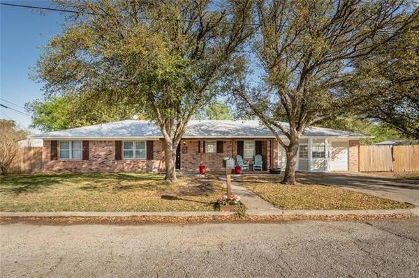 2003 W 3rd Street, Clifton, TX 76634