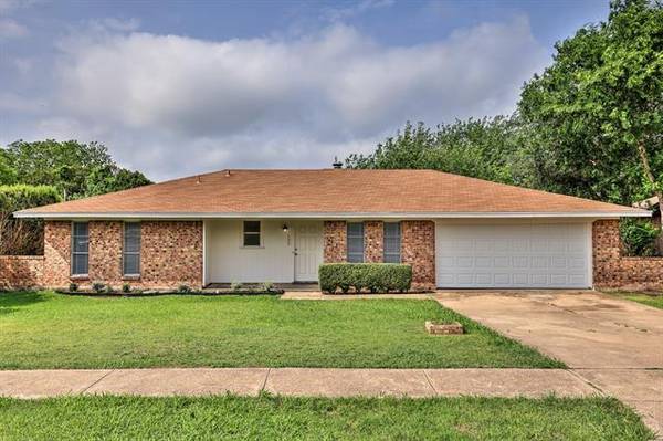 133 Lakeway Drive, Benbrook, TX 76126