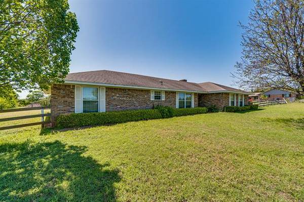 260 Spring Lake Circle, Waxahachie, TX 75167