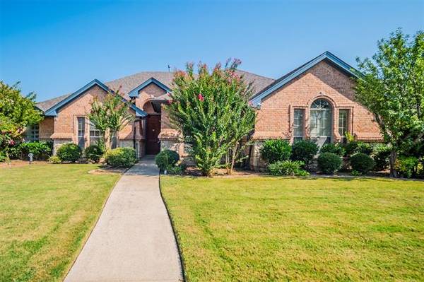 777 Trails End Circle, Hurst, TX 76054