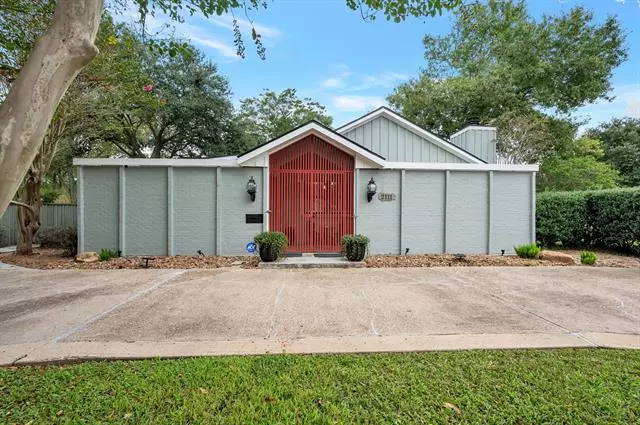 2111 N Galveston Avenue, Pearland, TX 77581