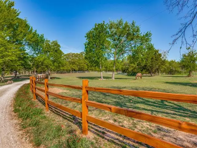 792 Prairie Grove Road, Valley View, TX 76272