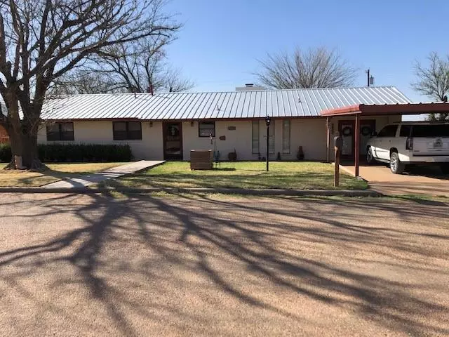 1106 E Mcarthur Street, Rotan, TX 79546