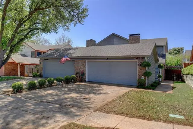 1428 Palmnold Circle E, Fort Worth, TX 76120