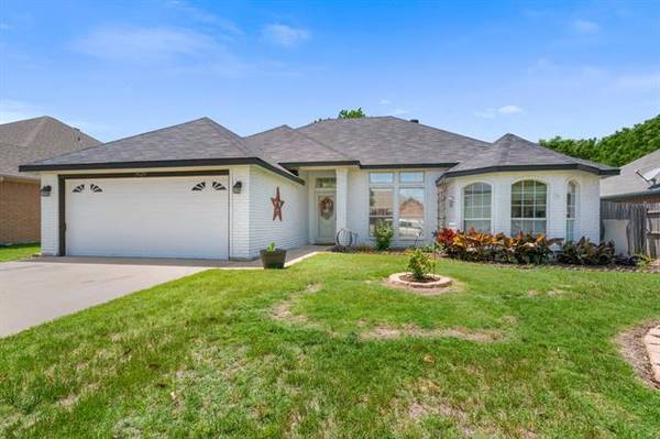 7429 Amber Drive, Watauga, TX 76148