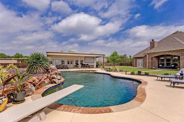 912 Indian Trail,  Oak Leaf,  TX 75154