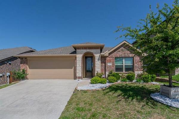 11905 Rustling Oaks Drive, Fort Worth, TX 76036