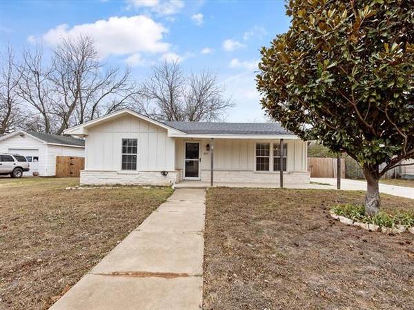 211 Dixon Street, Cleburne, TX 76033