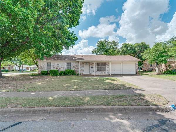 824 E Glendale Street, Crowley, TX 76036