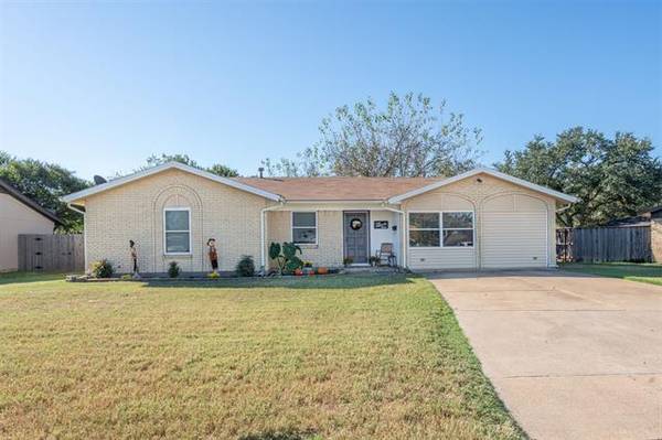 304 E Hampton Road, Crowley, TX 76036