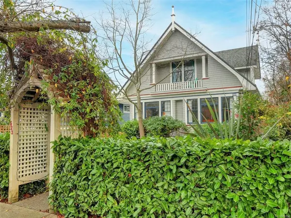 523 Harbinger Ave, Victoria, BC V8V 4H9