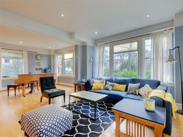 523 Harbinger Ave, Victoria, BC V8V 4H9