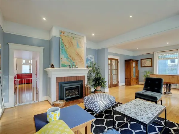 523 Harbinger Ave, Victoria, BC V8V 4H9