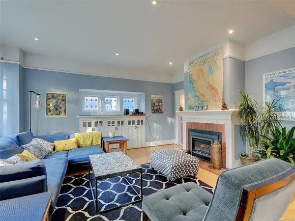 523 Harbinger Ave, Victoria, BC V8V 4H9