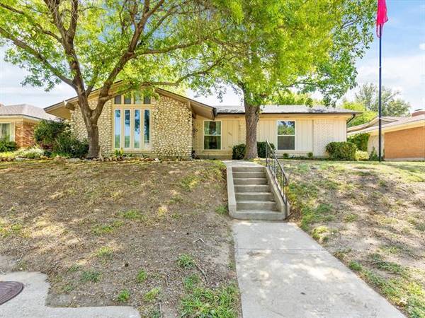 905 Blue Lake Drive, Fort Worth, TX 76103