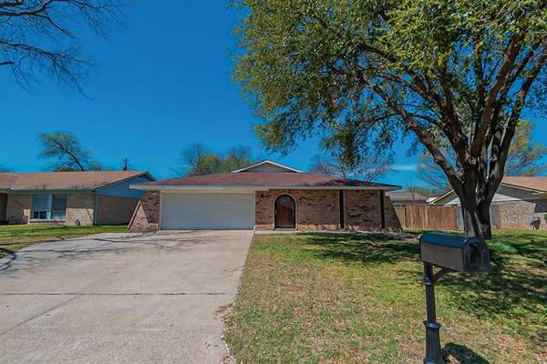 1629 S Timber Court, Benbrook, TX 76126