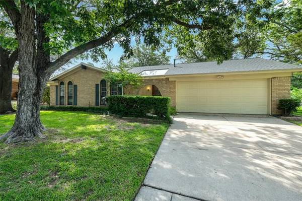 609 Lewis Drive, Hurst, TX 76054