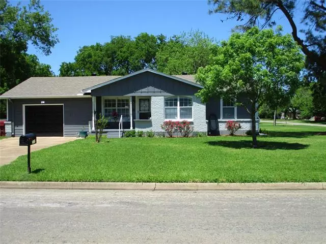 200 W Russell Avenue, Bonham, TX 75418