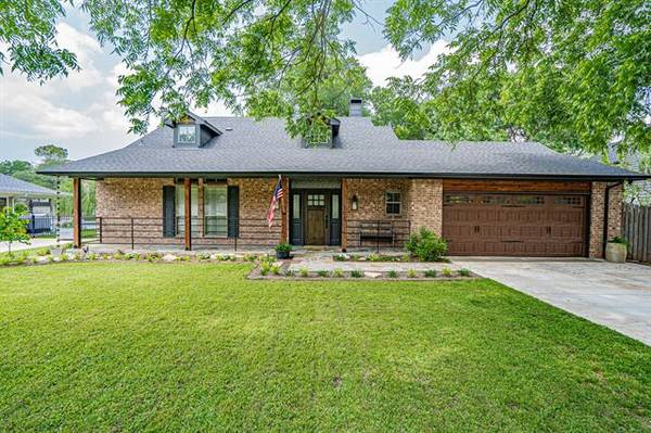 303 Casas Del Sur Street, Granbury, TX 76049