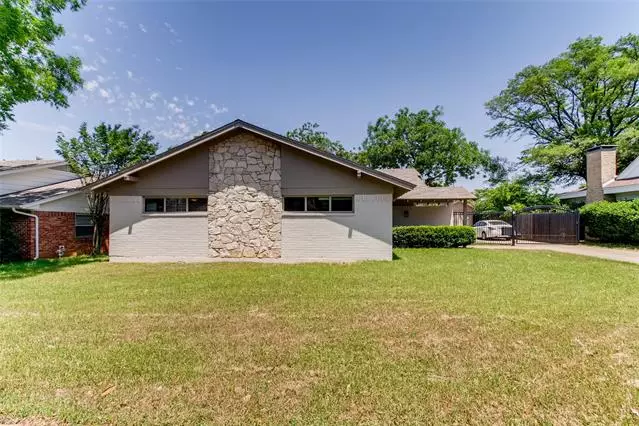 1715 Park Hill Drive, Arlington, TX 76012